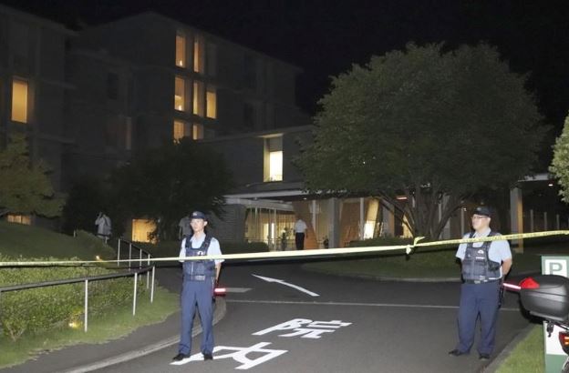 أفراد أمن يقفون أمام مستشفى بغرب اليابان طعن فيها رجل أربعة أشخاص يوم الجمعة. (صورة لرويترز يحظر استخدامها داخل اليابان، ويحظر بيعها للاستخدام في اغراض تحريرية أو تجارية في اليابان)